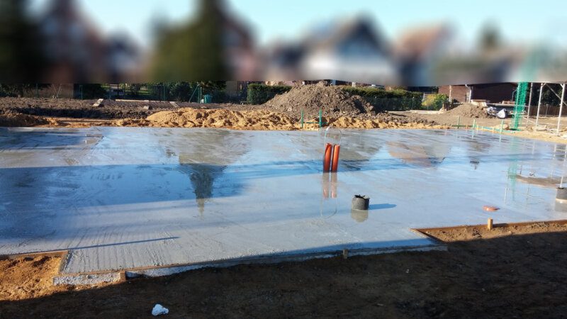 Bodenplatte nachbehandeln: Bewässern des Betons