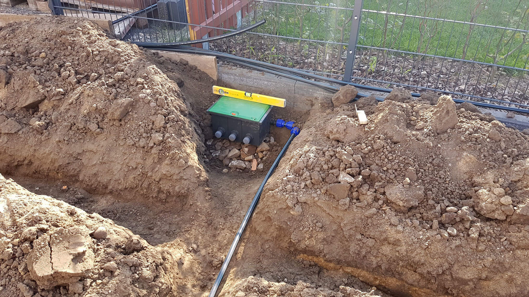 Gartenbewässerung selber bauen: Gräben, Leitungen und Versenkregner