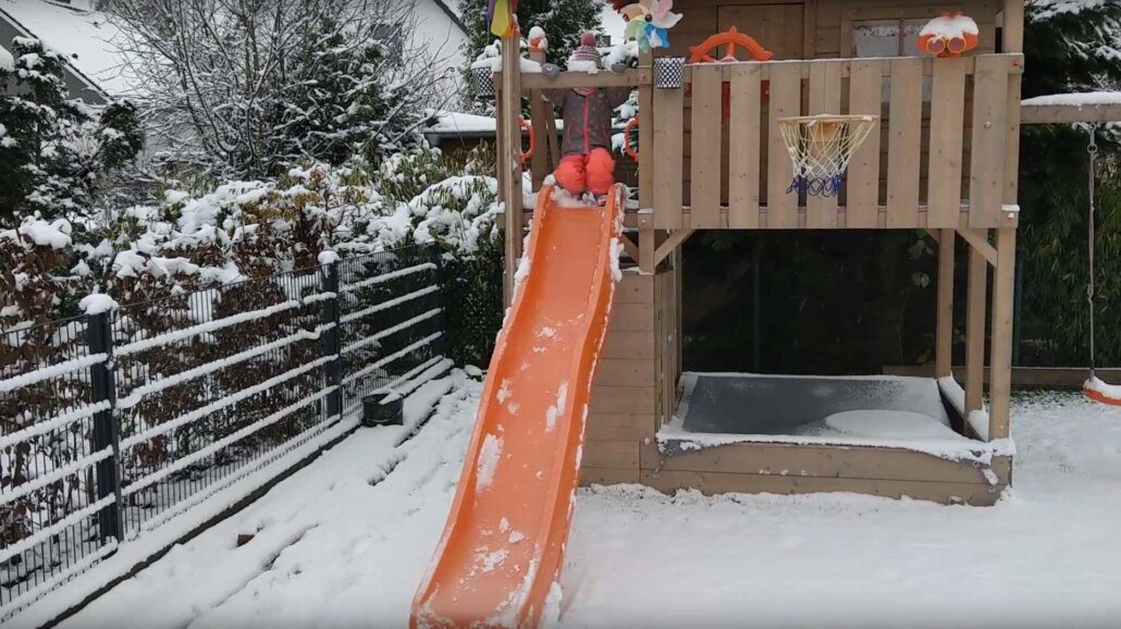 Spielturm im Winter: Auch bei Schnee nutzen Kinder diesen