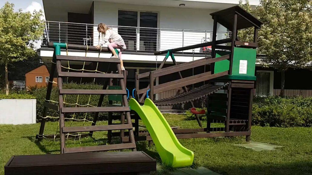Spielturm Test - Kind testet Kletterturm