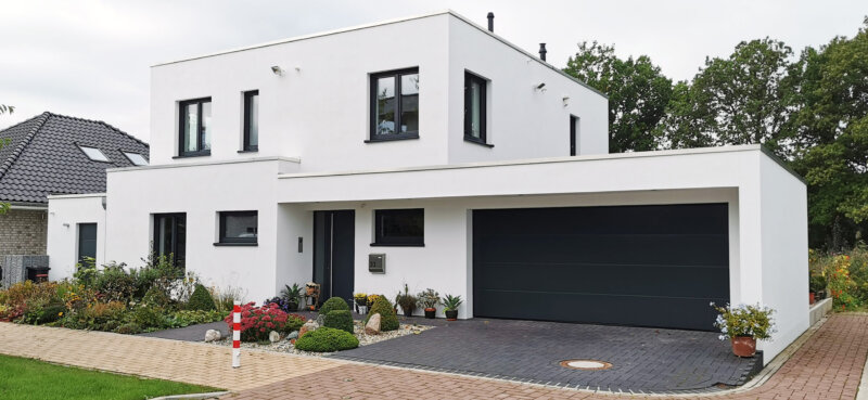 Einfamilienhaus mit Putzfassade weiß - Mit Garage und Flachdach