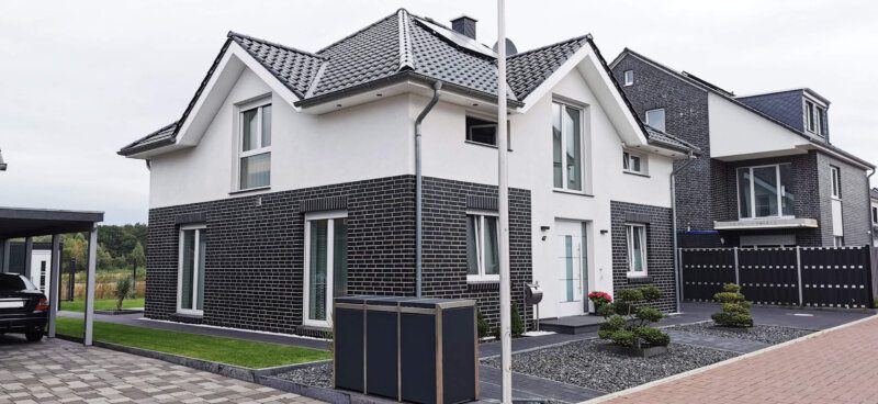 Klinker Putzfassade-modern - Einfamilienhaus weiß