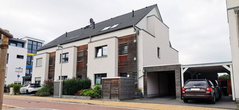 Putz-Holzfassade beim Doppelhaus