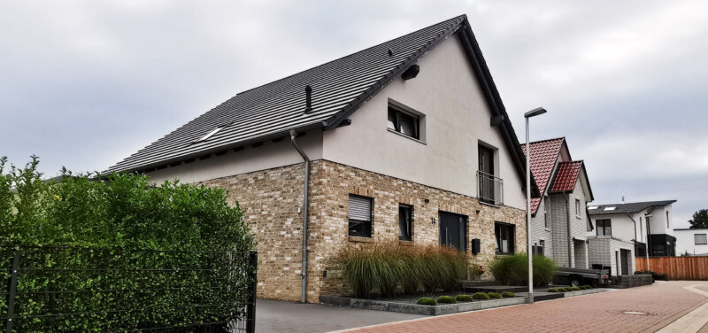 Putz Klinker Fassade - Haus mit Satteldach