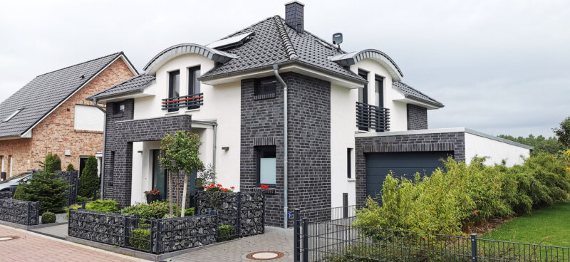 Fassade: Putz Klinker Kombination - Haus modern