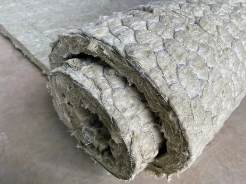 Auch Bodenbeläge können Asbest enthalten, zum Beispiel in Form von Asbestvinylplatten oder asbesthaltigem Linoleum. Ähnlich wie beim Dach können auch hier beschädigte Beläge zur Freisetzung von Asbestfasern führen. Ebenso können asbesthaltige Dämmungen und Isolierungen in Wänden, Decken oder Rohren vorkommen.